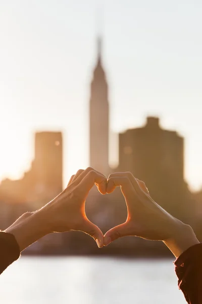 Manos en forma de corazón al atardecer —  Fotos de Stock