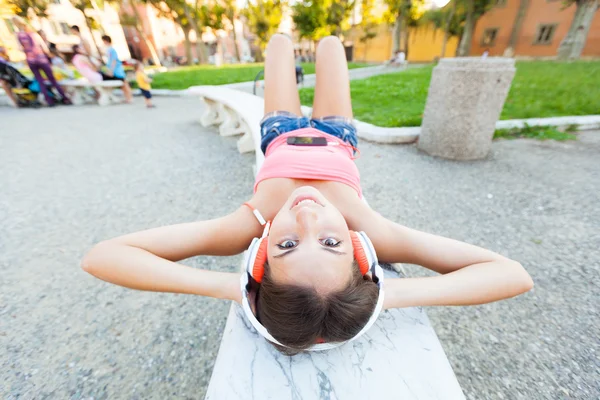 Chica con auriculares escuchando música —  Fotos de Stock