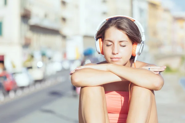 Девушка с наушниками слушает музыку — стоковое фото