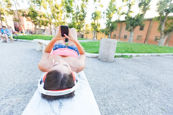 Meisje met telefoon op park — Stockfoto