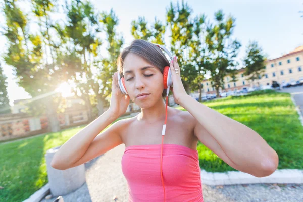 Dziewczyna z słuchawki, słuchanie muzyki — Zdjęcie stockowe