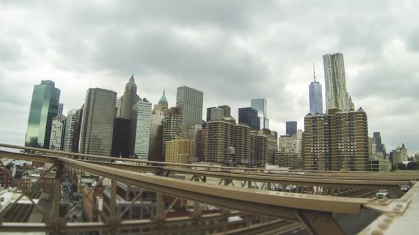 Puente de Brooklyn con coche — Vídeo de stock