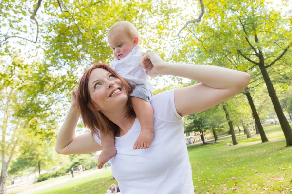 Mor och son på park — Stockfoto