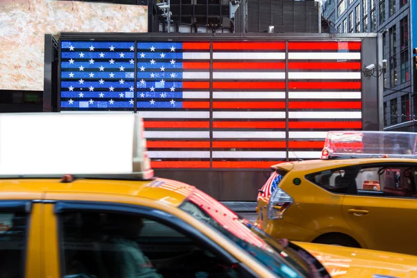 Flagge der Vereinigten Staaten und gelbe Taxis — Stockfoto