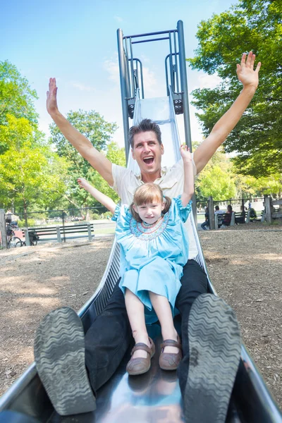 Otec a dcera hraje na park — Stock fotografie