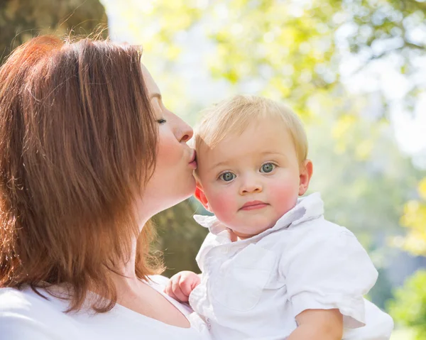 Mutter und Sohn im Park — Stockfoto