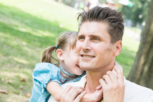 Vater und Tochter spielen im Park — Stockfoto