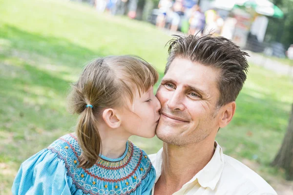 Vater und Tochter spielen im Park — Stockfoto