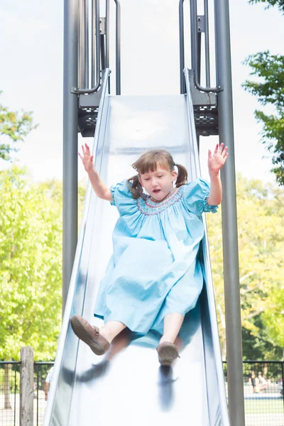 Menina brincando no slide — Fotografia de Stock