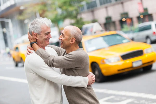 Casal gay com trânsito em Nova York — Fotografia de Stock