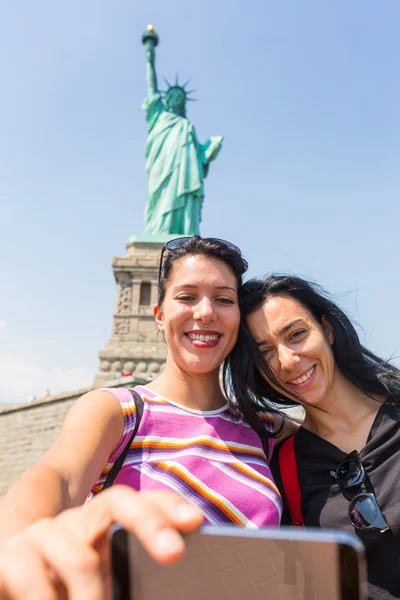 Mujeres tomando selfie con estatua de la libertad — Foto de Stock