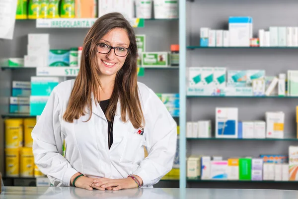 Portret pięknej farmaceuty w aptece — Zdjęcie stockowe