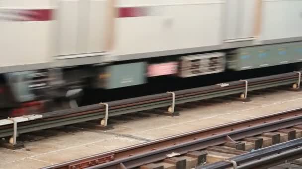 Treno passeggeri su rotaia — Video Stock