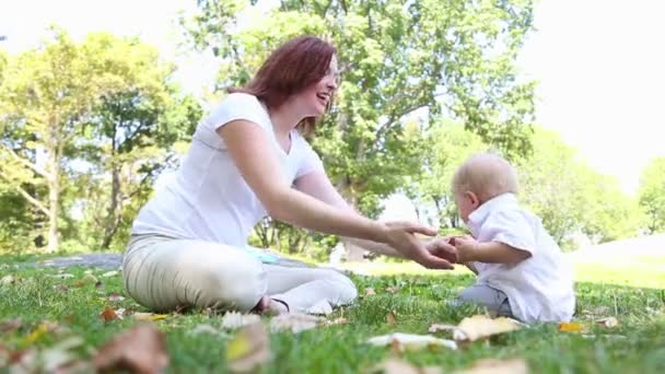 Mutter und Sohn im Park — Stockvideo