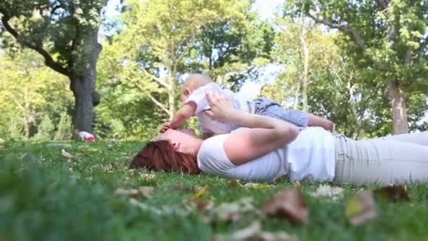 Anya és fia, a park — Stock videók