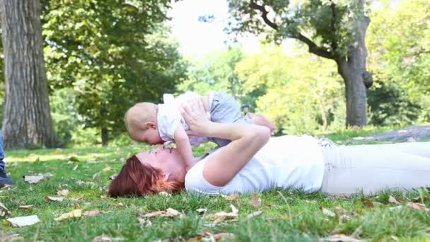 Madre e figlio al parco — Video Stock