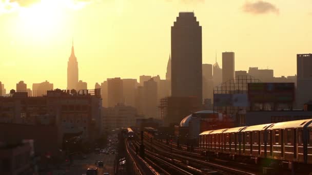 Tren en Nueva York al atardecer — Vídeo de stock
