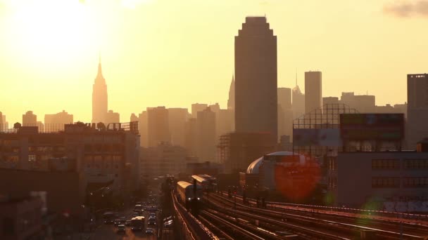 Tren en Nueva York al atardecer — Vídeo de stock