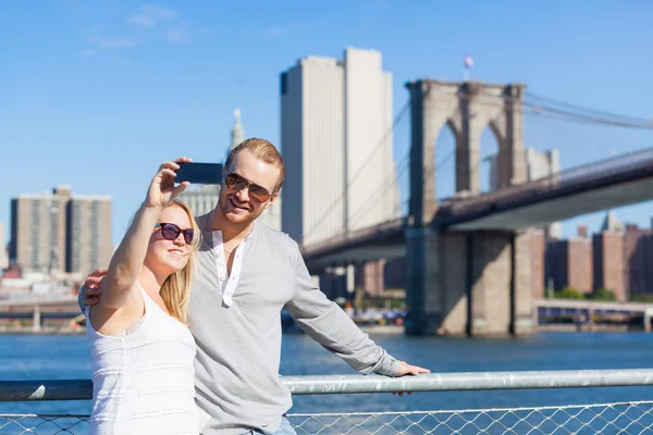 Paar nemen selfie in new york — Stockfoto