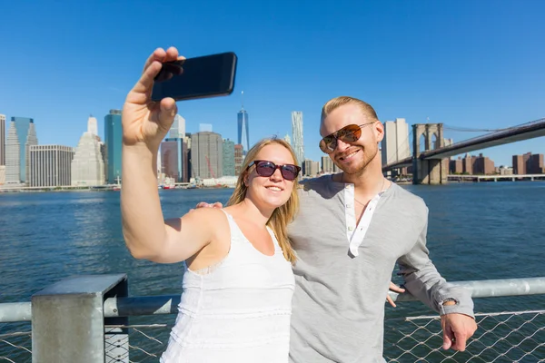 Pár užívání selfie v new Yorku — Stock fotografie