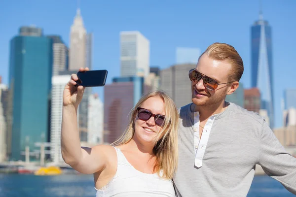 Pár užívání selfie v new Yorku — Stock fotografie