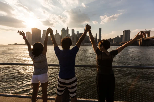 Boldog turisták emelt karokkal — Stock Fotó
