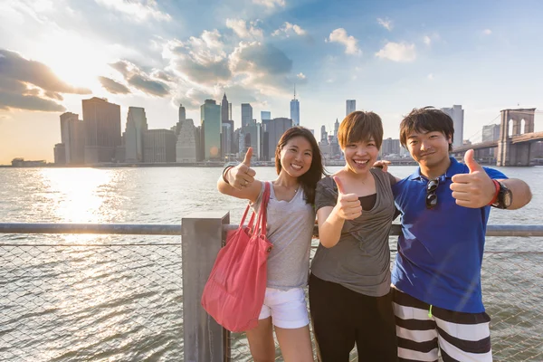 Японские туристы показывают большие пальцы вверх — стоковое фото
