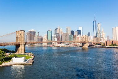 Brooklyn Köprüsü ve New York şehir manzarası