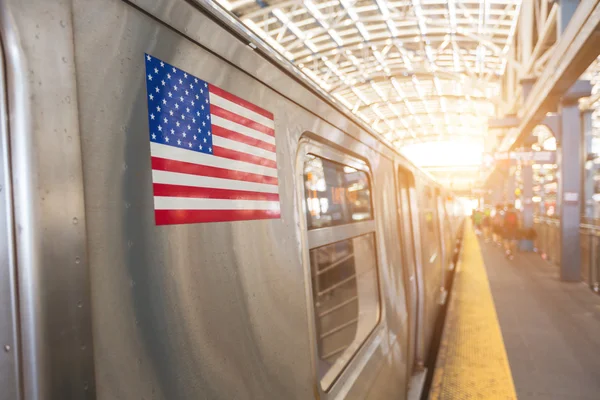 Bir metro treninin Amerika Birleşik Devletleri bayrağı — Stok fotoğraf