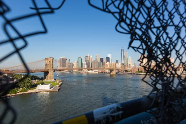 Brooklyn Bridge e Downtown Skyline em Nova York — Fotografia de Stock