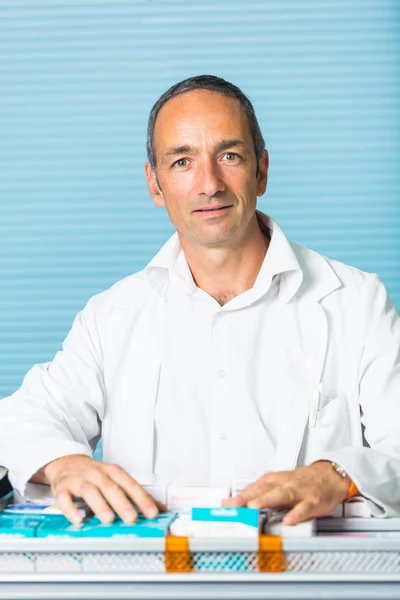 Retrato farmacéutico guapo en una farmacia —  Fotos de Stock