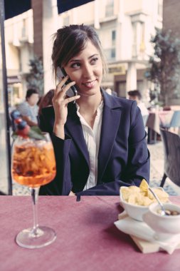 cep telefonunuzda bir mola sırasında konuşan genç iş kadını