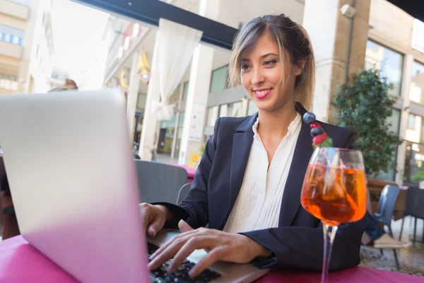 Giovane donna d'affari con computer portatile durante una pausa — Foto Stock