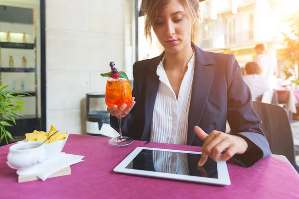 Jovem empresária fazendo uma pausa no bar — Fotografia de Stock