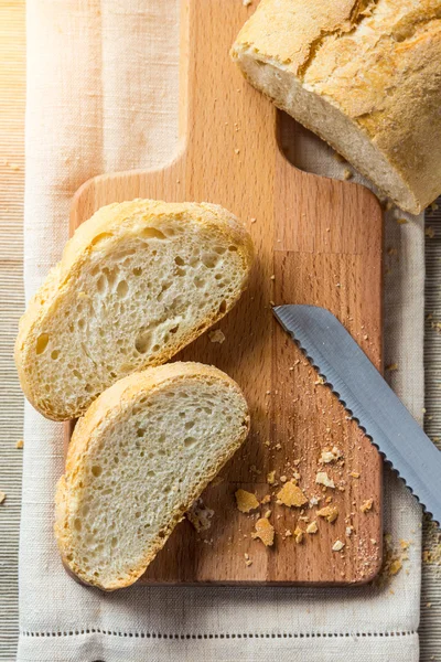 Sneetjes brood op een snijplank — Stockfoto