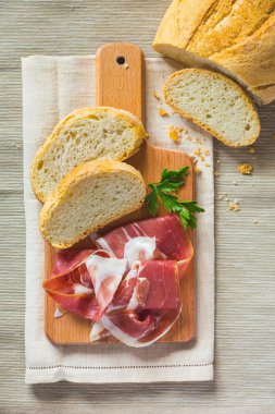 Ekmek ve jambon dilimleri kesme tahtası