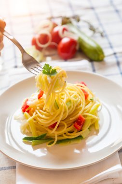 Spagetti kabak, pırasa ve taze domates