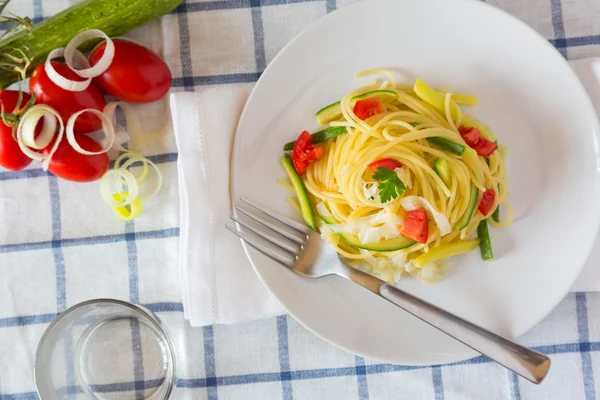 Spaghetti with Zucchini, Leeks and Fresh Tomato — Stock Photo, Image