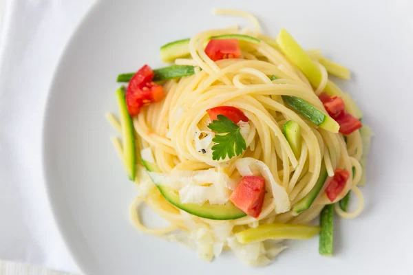 Spaghetti with Zucchini, Leeks and Fresh Tomato — Stock Photo, Image