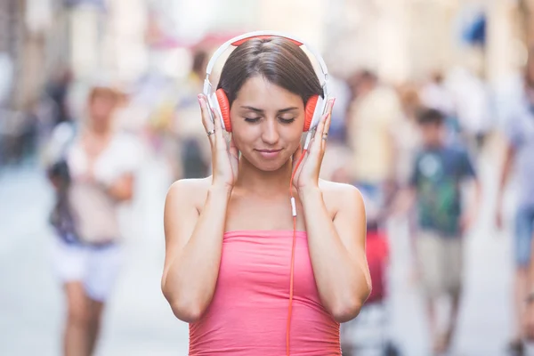 Mooie jonge vrouw luisteren muziek — Stockfoto