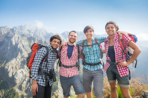Felices excursionistas en la cima de la montaña —  Fotos de Stock