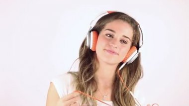 Kulaklıkla müzik dinleyen kadın