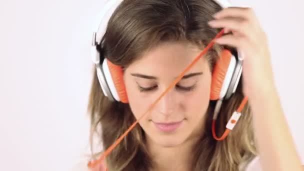 Mujer escuchando música en auriculares — Vídeos de Stock