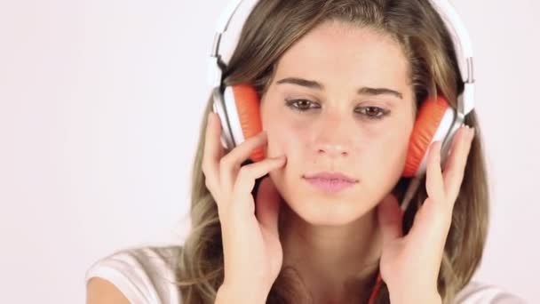 Vrouw die muziek luistert in een hoofdtelefoon — Stockvideo