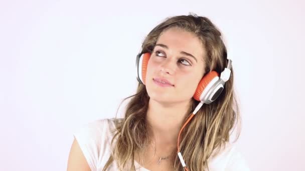 Mujer escuchando música en auriculares — Vídeo de stock