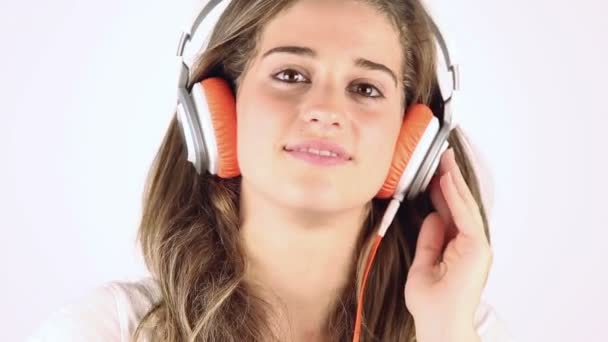 Mujer escuchando música en auriculares — Vídeo de stock