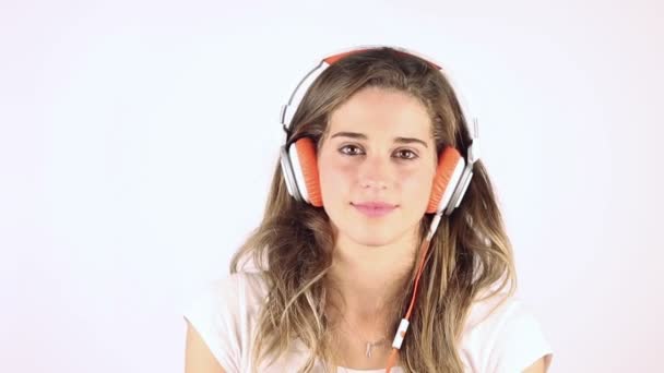 Mujer escuchando música en auriculares — Vídeos de Stock