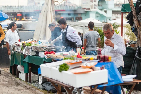 Turecká muži prodávat ryby hamburgery — Stock fotografie