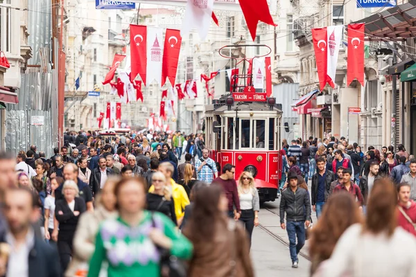 Calle Istiklal abarrotada —  Fotos de Stock