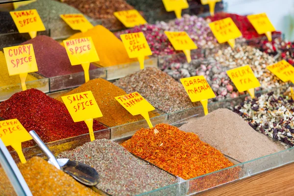 Farbenfrohe Gewürze auf dem ägyptischen Markt (Gewürzbasar) in Istanbul — Stockfoto